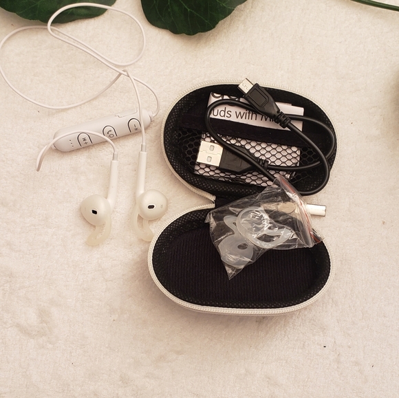 iWorld Voyage Wireless Earbuds with Protective Cas - Picture 3 of 5